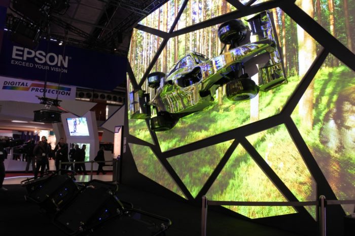 Epson podczas targów ISE 2020 w Amsterdamie, przygotował spektakularny pokaz EpsonUnboxed oraz zaprezentował nowy projektor o mocy aż 30 tys. lumenów.