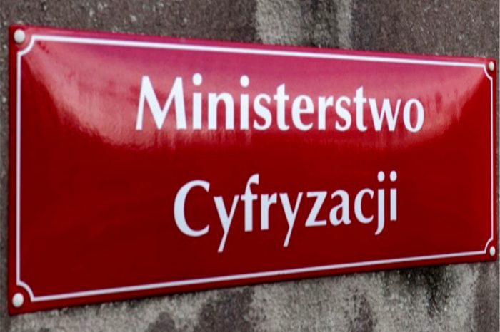 Rząd planuje zaostrzyć przepisy dotyczące krajowego systemu cyberbezpieczeństwa, wprowadzając m.in. obowiązek informowania prezesa Urzędu Komunikacji Elektronicznej (UKE) o zbyciu infrastruktury.