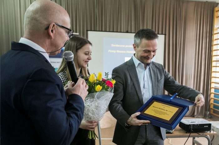 Szkoła Podstawowa w Górnikach z nowym Centrum Edukacji Multimedialnej, którego wyposażenie sfinansowała NEXERA, pierwszy w Polsce operator hurtowy światłowodowej sieci dostępowej o dużej skali.