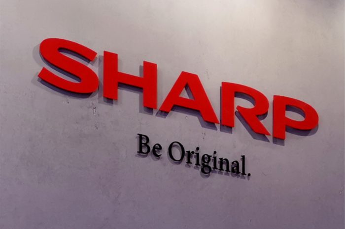 Sharp traci w wyniku spowolnienia wywołanego koronawirusem. Firma obniżyła swoją roczną prognozę zysku niemal o połowę.