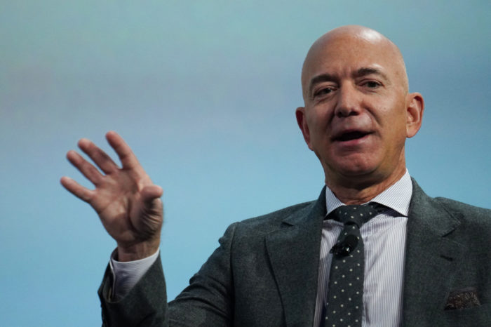 Jeff Bezos twierdzi, że więcej wydaje na walkę o zatrzymanie zmian klimatycznych niż na loty kosmiczne.