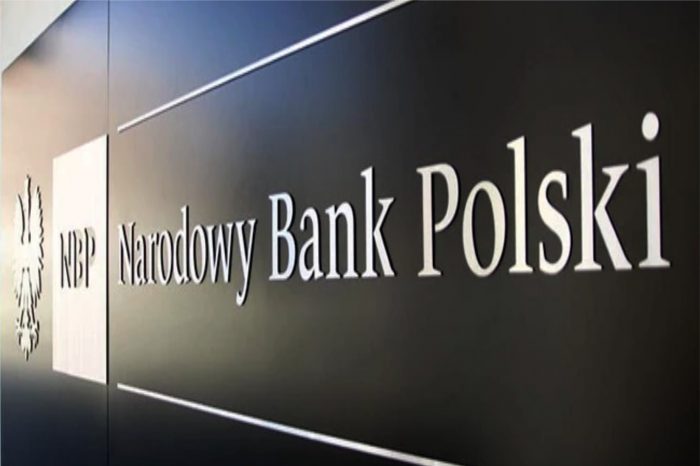 Rada Polityki Pieniężnej (RPP) obniżyła stopę rezerwy obowiązkowej do 0,5 pkt proc. z 3,5 pkt proc. i jednocześnie podwyższyła jej oprocentowanie do 1%.