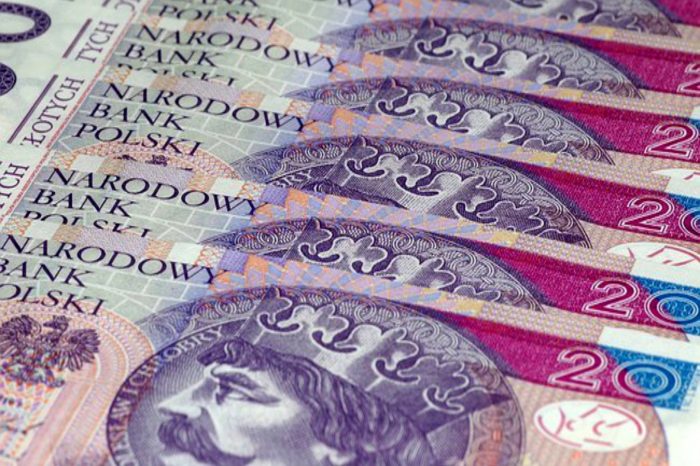 Inwestorzy uciekają od naszej waluty, polski złoty w trendzie spadkowym. Na rynkach walutowych istotna jest tylko kwestia epidemii COVID-19, a dokładniej jej gospodarcze konsekwencje.