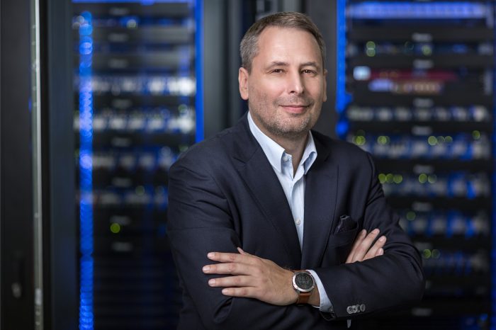 Blisko połowa cyfrowych liderów w Polsce spodziewa się długofalowych zmian tego, gdzie i jak będziemy pracować, a zmieniające się sposoby pracy powodują wzrost inwestycji w infrastrukturę cyfrową, wynika z raportu Equinix.