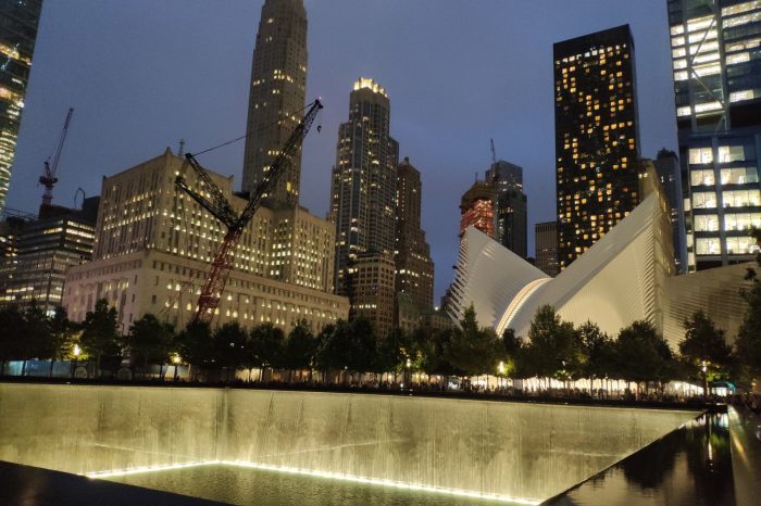 Miasto Nowy Jork zakazuje korzystania z komunikatora Zoom w szkołach. Powodem są kwestie bezpieczeństwa. Największe miasto w USA dla swoich szkół rekomenduje przy tym Microsoft Teams.