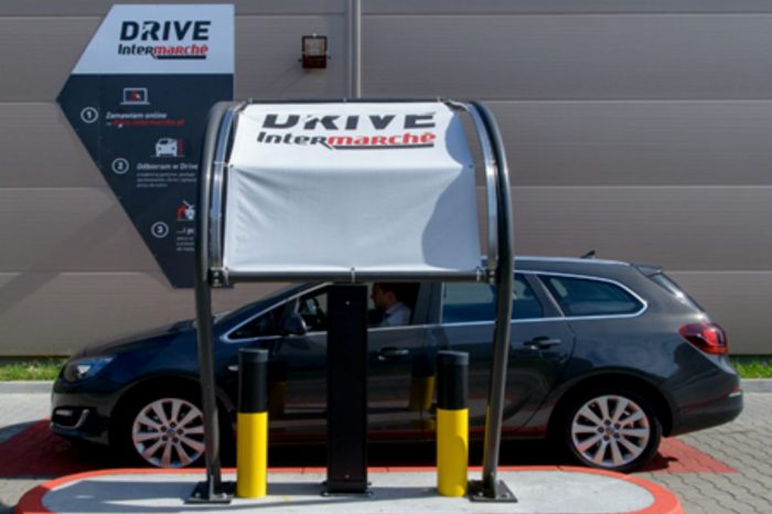 Intermarché rozwija usługi E-Commerce. Grupa Muszkieterów wprowadziła cieszącą się coraz większym zainteresowaniem kupujących usługę Intermarché Drive w czterech kolejnych lokalizacjach.