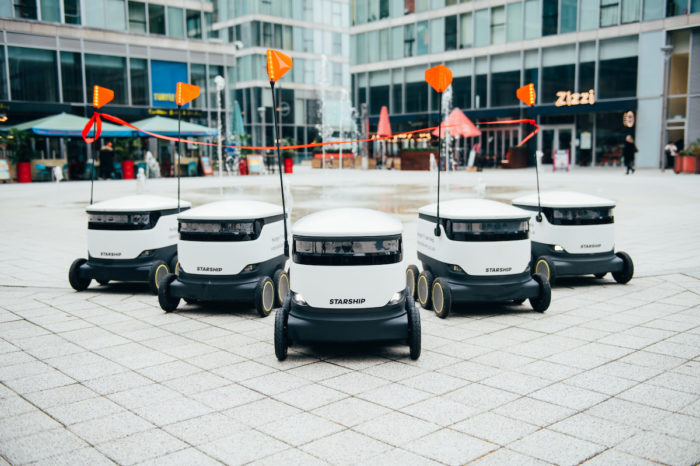 Roboty rozwiązaniem na czas zamknięcia? Mieszkańcy brytyjskiego miasta Milton Keynes masowo korzystają z dostawczych robotów poruszających się na kołach.