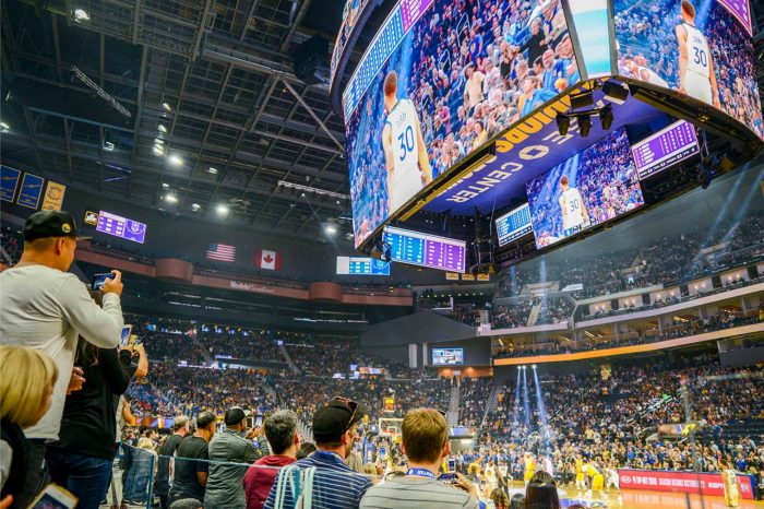 Samsung na sportowej arenie będącej siedzibą drużyny NBA - Golden State Warriors, zainstalował, niesamowicie realistyczny, podwieszony ekran LED o powierzchni przekraczającej 900 m2!