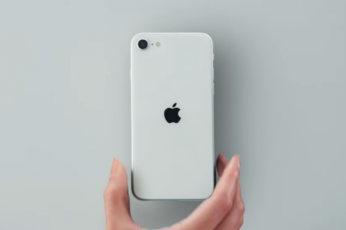 Mały, z pojedynczym aparatem, drogi. Mimo to nowy iPhone SE 2020 może być świetnym rozwiązaniem dla tych, którzy nie chcą nosić olbrzymiego smartfonu, a do robienia zdjęć używają... aparatu fotograficznego.