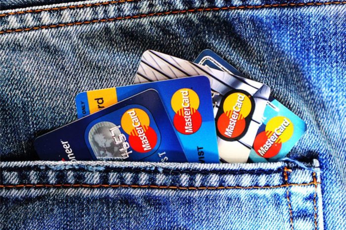 Popularność cyfrowych usług wzrosła o połowę w czasie pandemii, ale aż 60% konsumentów martwi się, że większa aktywność w sieci naraża ich na oszustwa. Wynika z badania na zlecenie Mastercard.