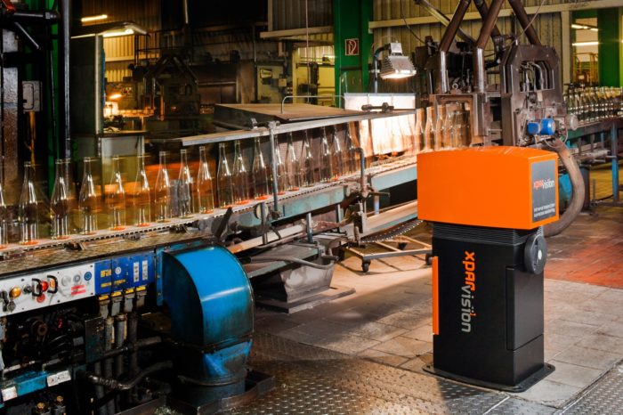 Plastikowe śmieci w oceanach, mikroplastik w wodzie pitnej – nie dziwi fakt dlaczego plastik cieszy się dziś złą sławą. Alternatywą jest przyjazne środowisku szkło i niezawodna produkcja z IT Rittal.