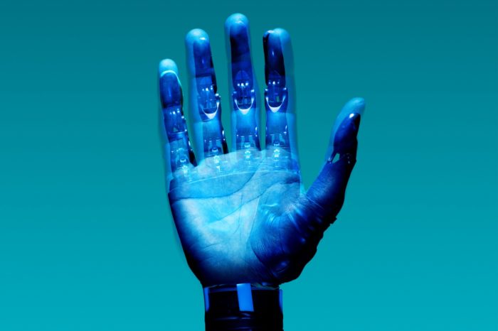 Robotyka zyskuje w pandemii. Roboty pomagają przyjmować pacjentów na izbie przyjęć w jednym z warszawskich szpitali, a na wdrożenie rozwiązania czeka ok. 90 placówek medycznych w całej Polsce.