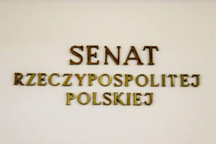 Senat podjął uchwałę w sprawie wolnych mediów, w której "wyraża zdecydowany sprzeciw wobec ograniczania wolności i praw obywatelskich Polek i Polaków poprzez działania rządu RP zmierzające do likwidacji niezależnych mediów"