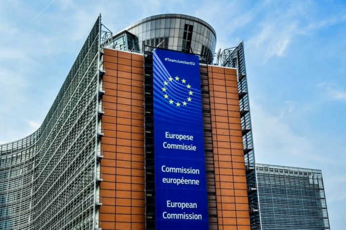 Komisja Europejska wezwała Polskę do przestrzegania przepisów Unii Europejskiej dotyczące sieci i usług łączności, w tym do usunięcia uchybienia może mieć wpływ na niezależność Urzędu Komunikacji Elektronicznej (UKE).