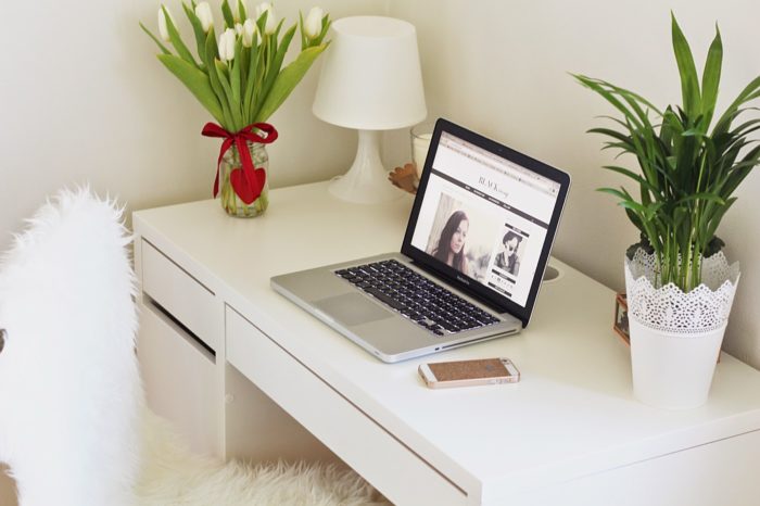 Kilka ważnych zasad dotyczących pracowania z domu, które mogą przydać się teraz niemal każdemu. Microsoft przekonuje: praca z domu może być efektywna i przyjemna.