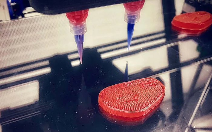 Druk 3D może zrewolucjonizować... gastronomię. Izraelski startup Redefine Meat chce używać drukarek 3D do produkowania wegetariańskich "steków".