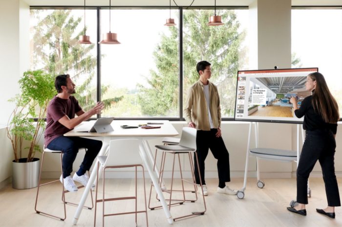 Aż 64 proc. Polaków chce pracować zdalnie. Jak zintegrować zespół w jednym Hubie? Odpowiedzią Microsoft na te wyzwania jest stworzenie zintegrowanego środowiska pracy wokół Surface Hub.