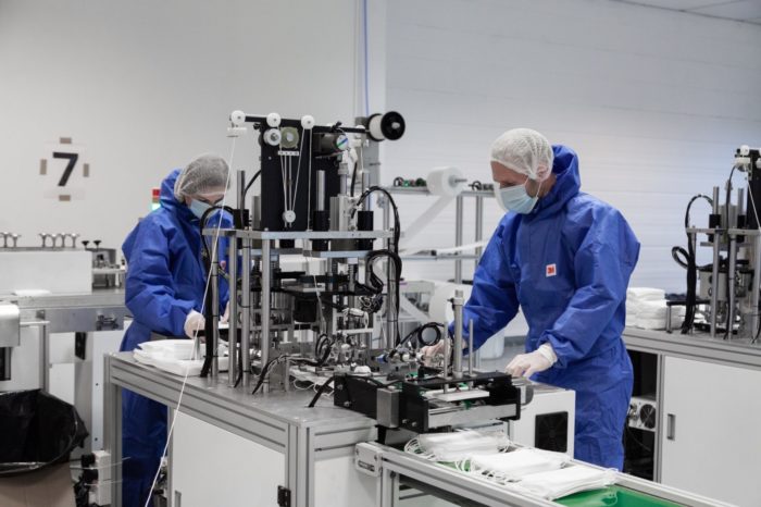 Specjaliści Samsung Electronics Poland Manufacturing (SEPM) przekazali swój know-how firmie PTAK, trzykrotnie zwiększając efektywność linii produkcyjnej szyjącej maseczki.