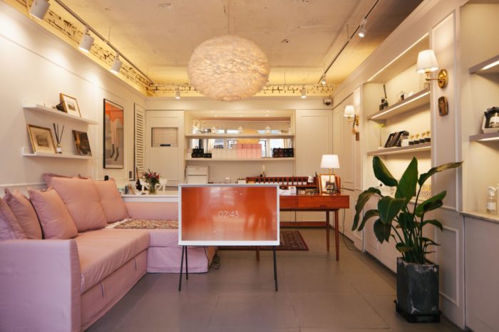 Samsung wprowadza na polski rynek niezwykły telewizor The Serif. Designerski model oferuje szereg ciekawych funkcji.