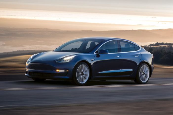 Czarny dzień dla Tesli. Akcje firmy spadły o ponad 21%. Dlaczego? Firma Elona Muska wypadała z listy S&P 500.