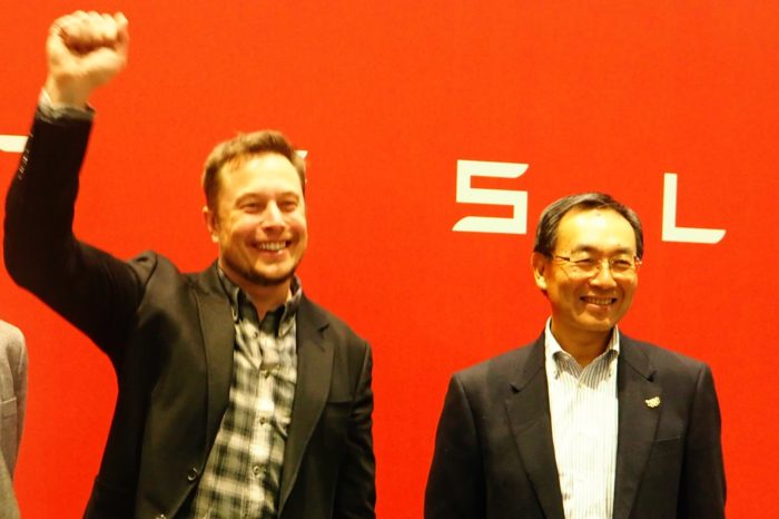 CEO Panasonica, Kazuhiro Tsuga, nazwał Elona Muska geniuszem, ale nie szczędzi krytyki wobec głębokiego optymizmu założyciela Tesli.