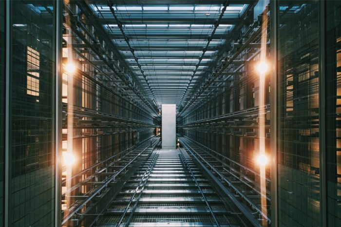 Marnujemy miliony metrów sześciennych wody pitnej do chłodzenia centrów danych, ale to wciąż temat tabu... Negocjacje w sprawie Zielonego Ładu mogą to zmienić!