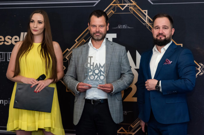 IT Champions 2020 - sylwetki laureatów. Lenovo Data Center Group nagrodzone w kategorii Serwery i Systemy. Czytelnicy nagrodzili konsekwentny rozwój firmy w obszarze Data Center.