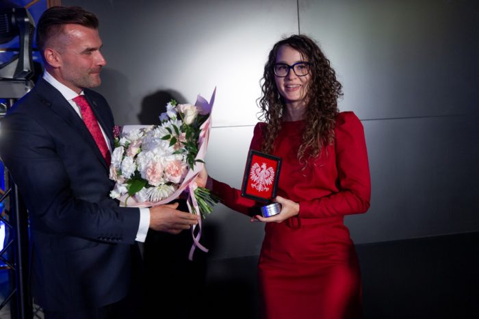 Justyna Orłowska pełnomocnik Prezesa Rady Ministrów ds. GovTech z nagrodą „Cyfrowego Orła 2020” za wkład w działania na rzecz cyfryzacji oraz usprawnianie dialogu między sektorem publicznym a innowatorami.