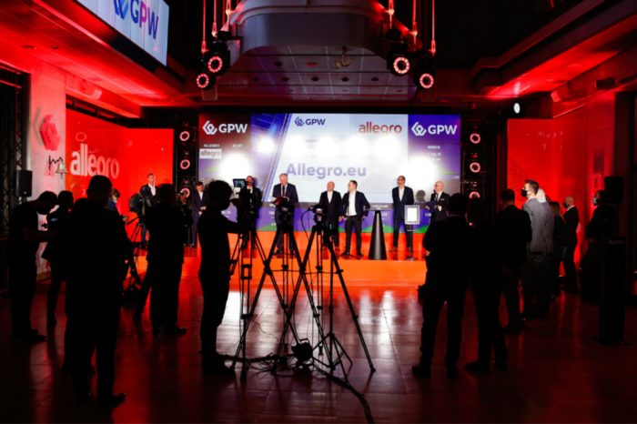 Allegro i CD Projekt ratują indeks WIG20 przed głębokimi spadkami, nastrojów na giełdach nie poprawia wyczekiwane porozumienie Demokratów i Republikanów dotyczące pakietu pobudzającego amerykańską gospodarkę.