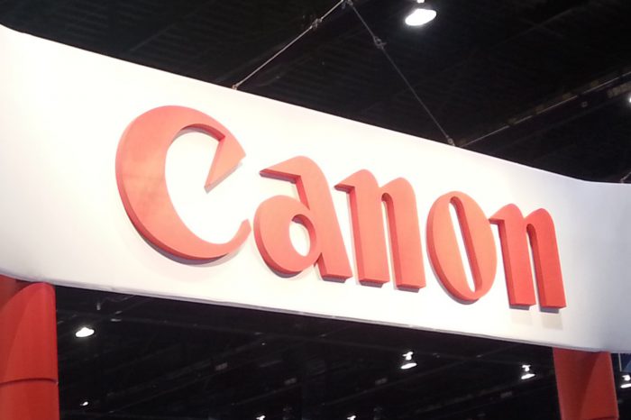 Canon wyróżniony nagrodami „Produkt Roku” od PRINTING United Alliance w kategoriach „Tusze Cyfrowe – UV” oraz „Sprzęt do automatyzacji (druk/wykończenie).”