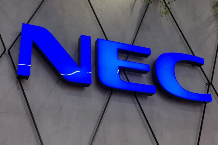 Rozpoznawanie twarzy podczas gdy wszyscy chodzimy w maseczkach? Okazuje się, że istnieje już rozwiązanie tego problemu.