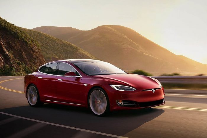 Tesla na szczycie - firma Elona Muska na fali wzrostów cen akcji trafia na indeks S&P 500 oraz na szczyt producentów samochodów.