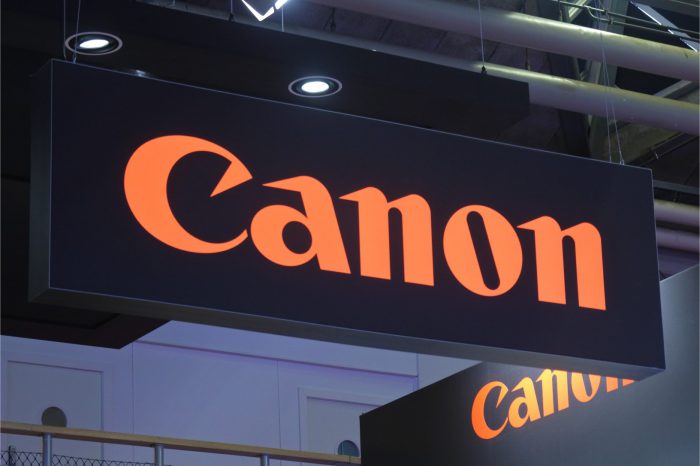 Canon prezentuje nowe plotery Colorado 1630 i Arizona 135 GT oraz kompletny zestaw do produkcji tapet w technologii UVgel Wallpaper Factory podczas targów FESPA 2021 w Amsterdamie.