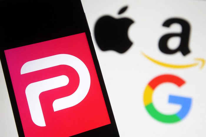 Platforma społecznościowa Parler wraca do sieci po tym, jak została wyłączona przez współdziałanie gigantów technologicznych.