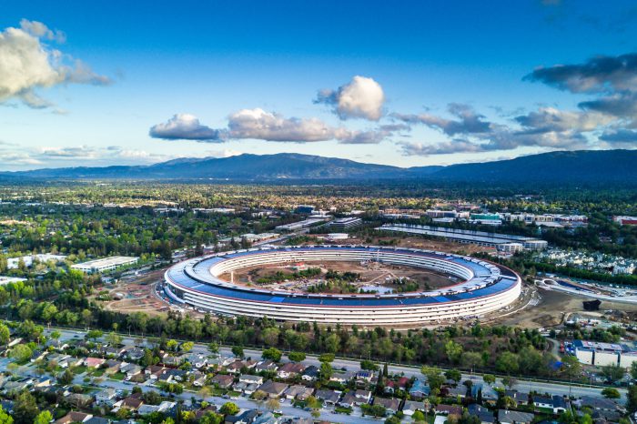 Firmy technologiczne z Doliny Krzemowej nie wracają do biur, pomimo złagodzenia restrykcji w Kalifornii.
