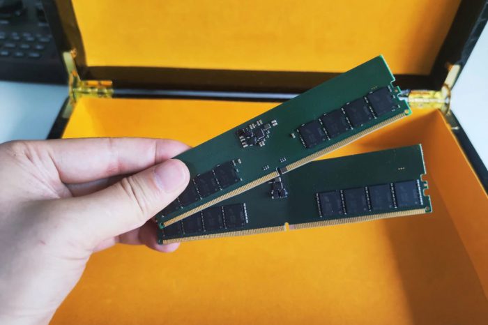 Mainstreamowe moduły pamięci DDR5 sfotografowane. Są już w masowej produkcji, by zapewnić dostępność dla następnej generacji procesorów Intela i AMD.