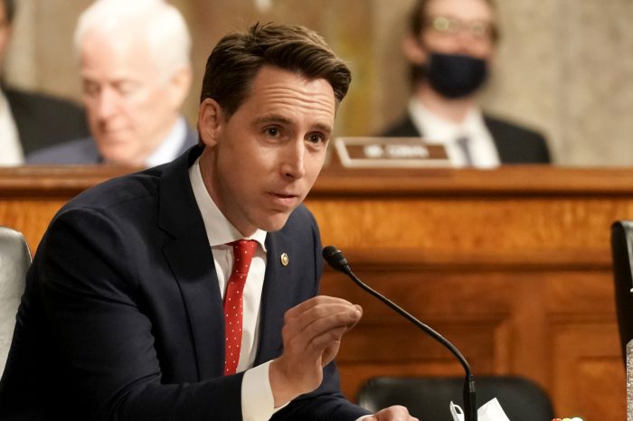 Amerykański senator Josh Hawley chce wprowadzenia zakazu fuzji i przejęć dla największych firm.