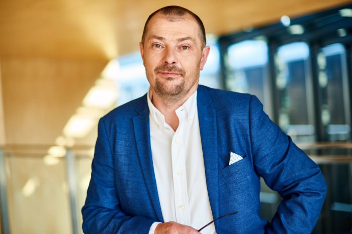 Asseco Poland wprowadza AUMS Biling & CIS 4.0. (system do rozliczeń i obsługi klientów), który jest kontynuacją dotychczasowej linii produktowej 3.0, sztandarowego produktu firmy.