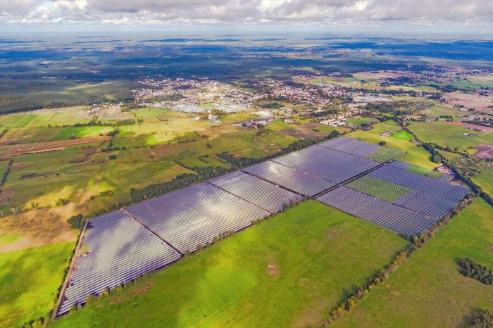Hitachi ABB Power Grids ogłosiła, że została wybrana przez firmę Windtel do dostarczenia stacji elektroenergetycznej wysokiego napięcia, która ma przyłączyć do sieci największą elektrownię fotowoltaiczną w Polsce.