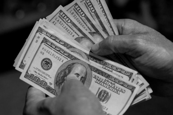 Milionerzy, którzy opowiadają się za podniesieniem podatków, protestują przed domem CEO Amazon, Jeffa Bezosa.