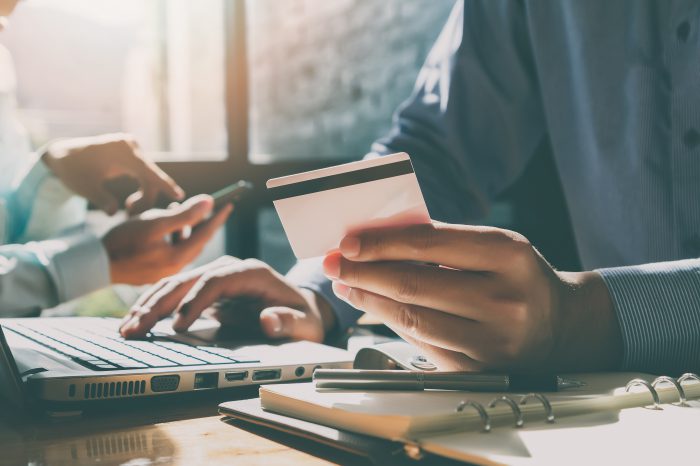 E-commerce w Polsce ma za sobą rok gwałtownych wahań i intensywnych zmian. Wzmacnianie fundamentów i dotarcie do klienta to główne wyzwania e-commerce w 2021 roku.