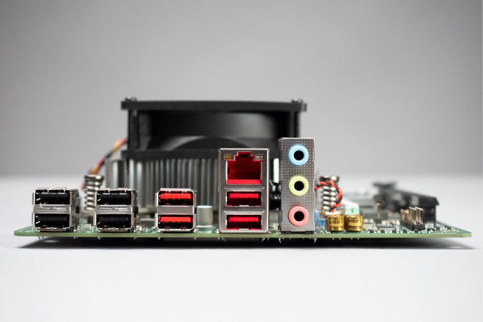 AMD 4700S Desktop Kit - zestaw, dzięki któremu budowa komputera jest szybsza i prostsza.