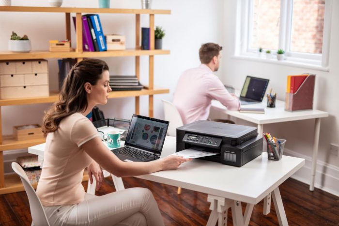 Ekonomiczne rozwiązania do druku w domowym biurze – czy to możliwe? Aż 41% członków zespołu, by sprawnie rozpocząć pracę zdalną, musiało stworzyć od początku lub doposażyć domową przestrzeń do pracy.