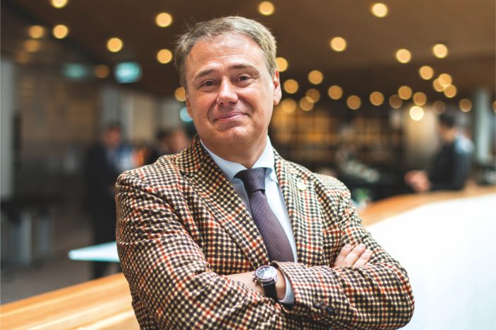 Epson świętuje swoje 20-lecie w roli światowego lidera produkcji projektorów! Massimo Pizzocri mianowany nowym wiceprezesem Epson ds. projektorów instalacyjnych w regionie EMEAR.