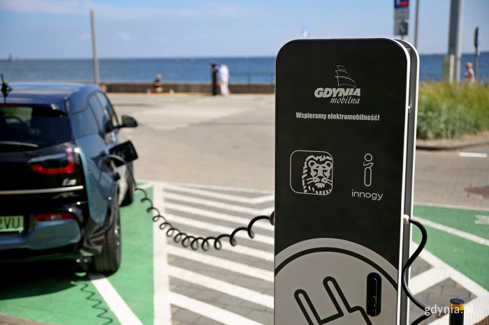Dobra wiadomość dla posiadaczy aut elektrycznych w Trójmieście. Innogy Polska wraz z miastem Gdynia budują sieć stacji ładowania.