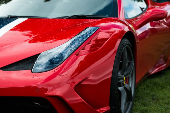 Ferrari nie boi się planów Unii Europejskiej dotyczących zakazu sprzedaży aut z silnikami spalinowymi do 2035 roku. Włoska firma widzi swoją szansę w autach elektrycznych.