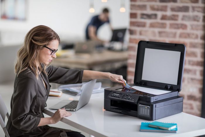 Cyfryzacja edukacji – przyszłość edukacji w hybrydowej rzeczywistości. Kluczowe staje się pytanie, jak najlepiej wykorzystać dostępne formy nauki i narzędzia, aby poprawić poziom i obecny stan edukacji.
