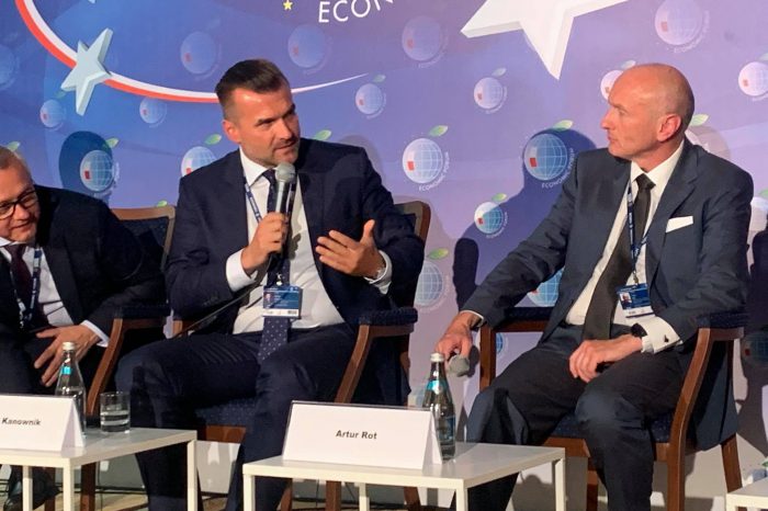 Nauka o nowych technologiach powinna być elementem nauczania każdego przedmiotu w szkole, podkreślił Michał Kanownik, prezes Cyfrowej Polski podczas Forum Ekonomicznego.