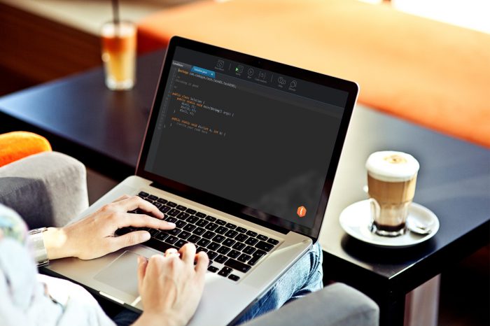 Harwardzki kurs informatyki CS50 został właśnie przetłumaczony na język polski i jest dostępny za darmo! Dla każdego, kto choć trochę interesuje się informatyką i zastanawia się nad karierą programisty.