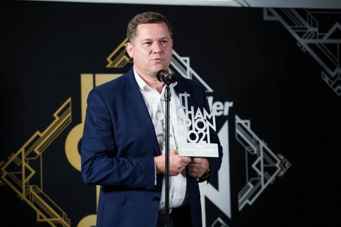 "Chcemy wychodzić dalej niż technologia" - zaznacza w wywiadzie Dariusz Kwieciński, CEO Fujitsu Polska.